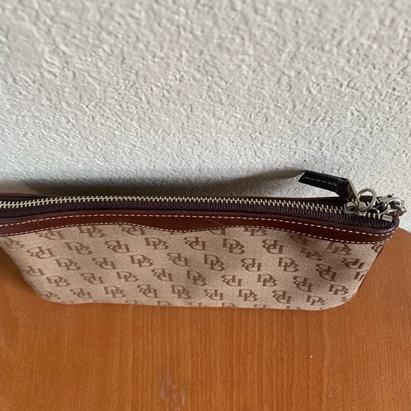 Dooney & Bourke Brown Khaki Signature Canvas Wallet Zip Up Brown Key Chain - Picture 4 of 6